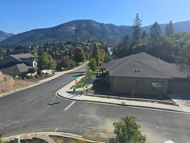 Building Photo - 3 bed 2 bath Brand-New Custom-Built- Home