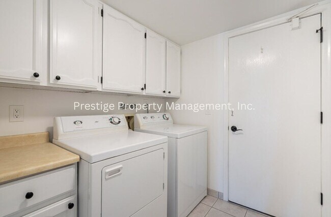 Building Photo - Beautiful Townhouse Overlooking The Golf C...