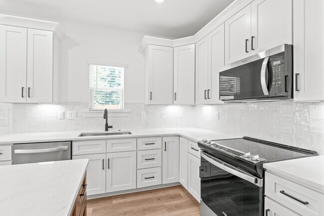Building Photo - Move-in Ready Modern Townhome!!
