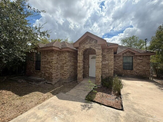 Building Photo - 2037 W Diaz Ave