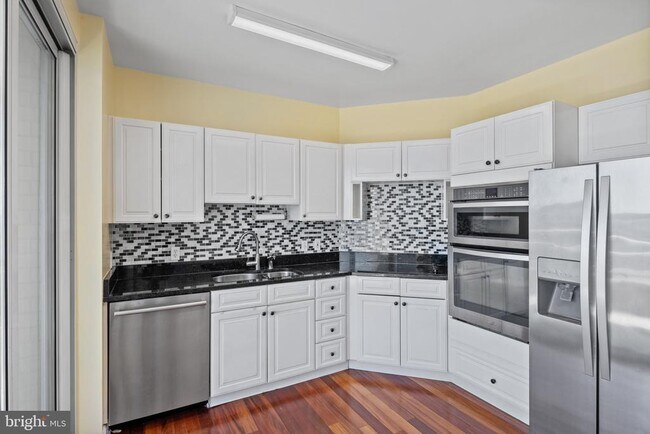 Building Photo - 100 Harborview Dr