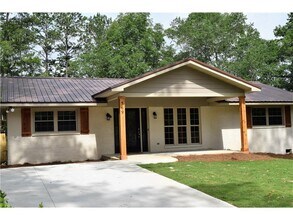Building Photo - Beautifully Remodeled 3-Bedroom Home Near ...