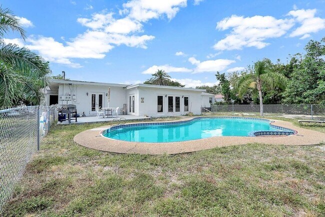 Building Photo - 2417 Pierce St