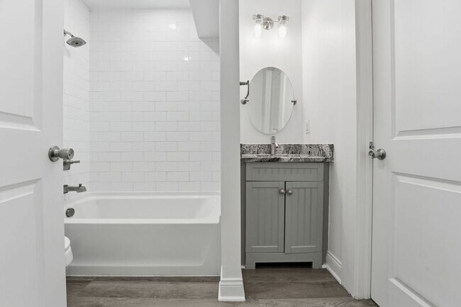 Building Photo - 522 Kelton Ave