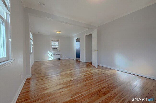 Building Photo - 658 Winnepoge Dr