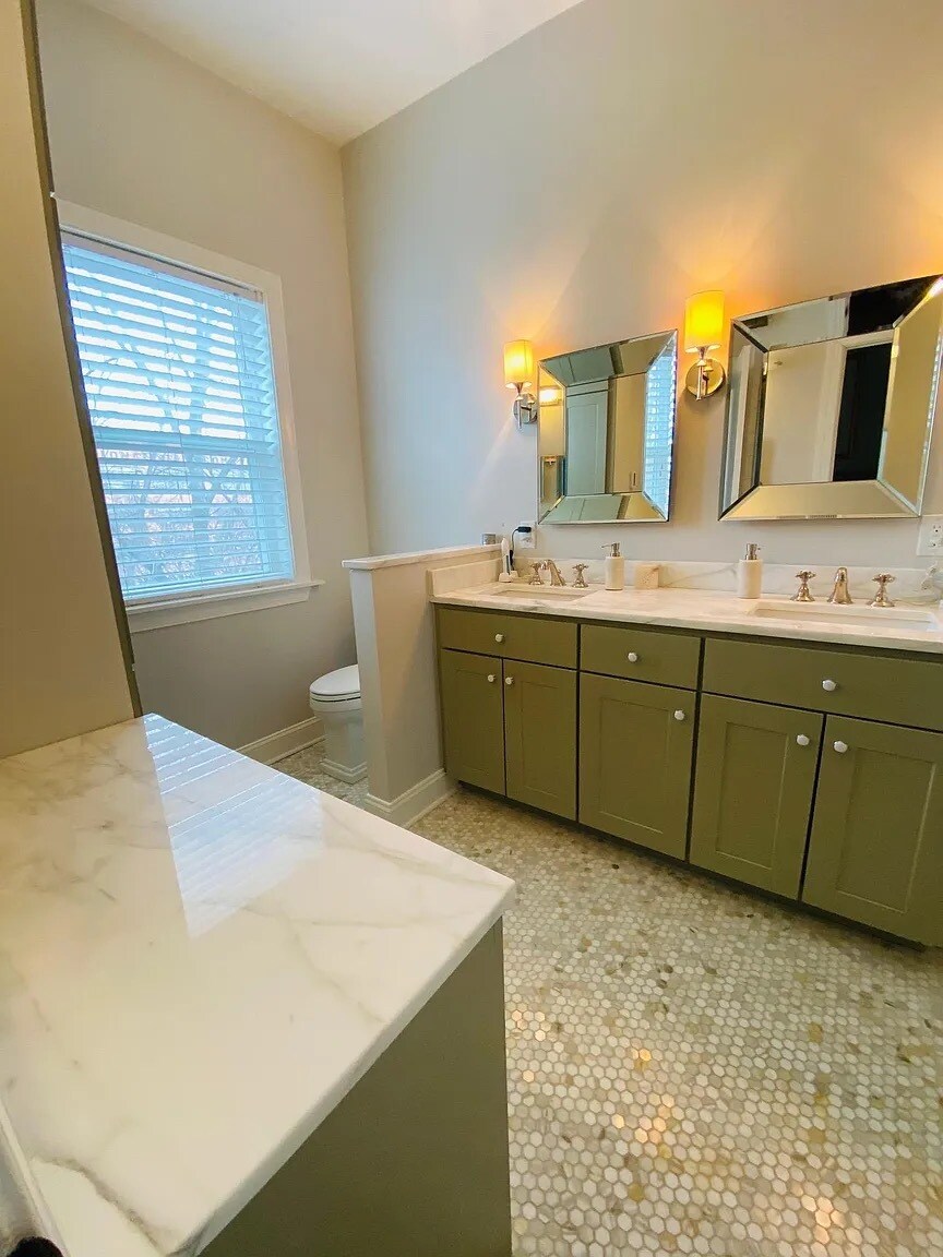 Bathroom - 1830 Thames St