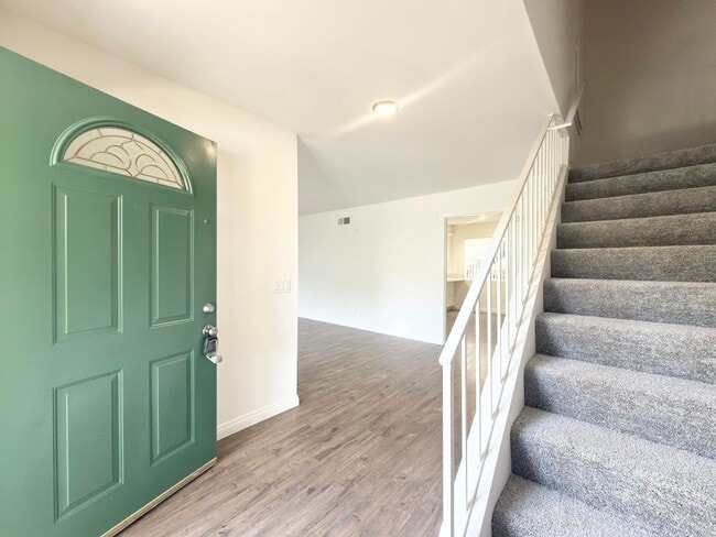 Building Photo - Spacious Townhome in Fire Mtn. w/ Attached Garage!