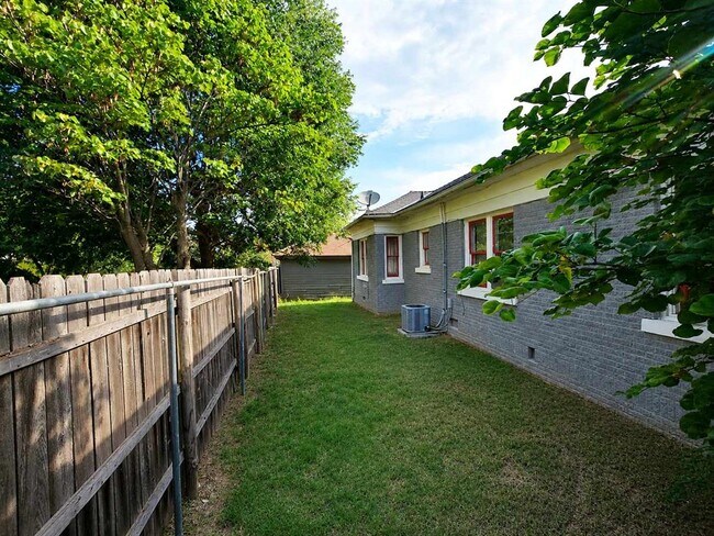 Building Photo - 2203 N Barnes Ave