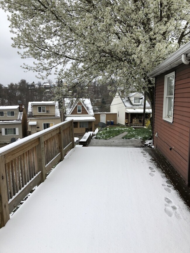 Building Photo - Spacious 2 BED/2 Bath -Off Street Parking!!