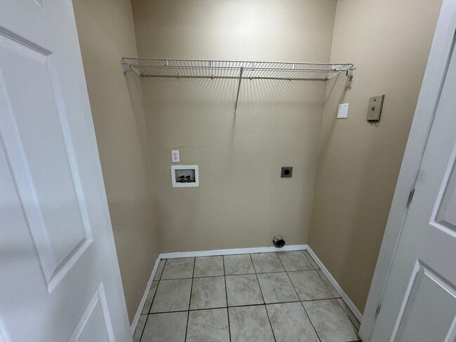 Building Photo - Updated 3 bedroom second floor Apartment a...
