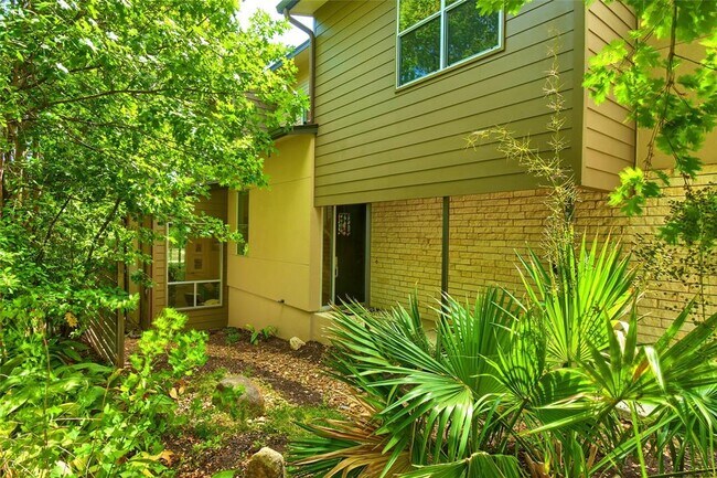 Building Photo - 1009 E Riverside Dr