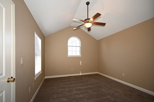 Building Photo - 3 Bedroom, 2.5 bath Townhome with 1 car garage!