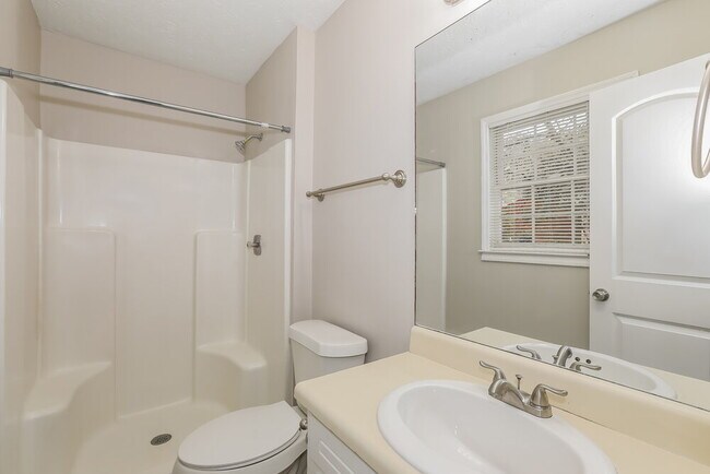 Building Photo - 583 Lakeridge Cir SE