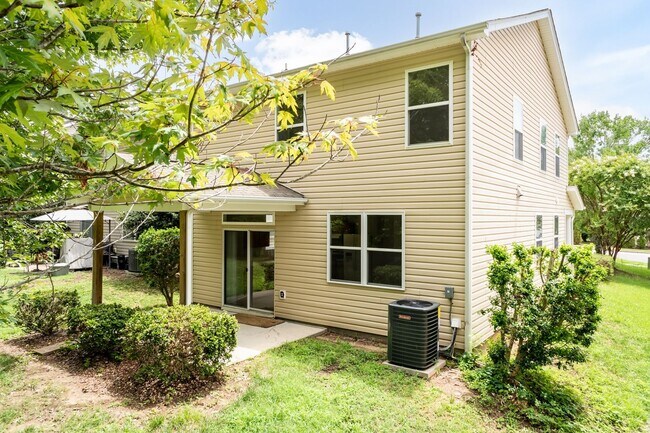 Building Photo - Four Bedroom Home in Sought After Neighborhood!