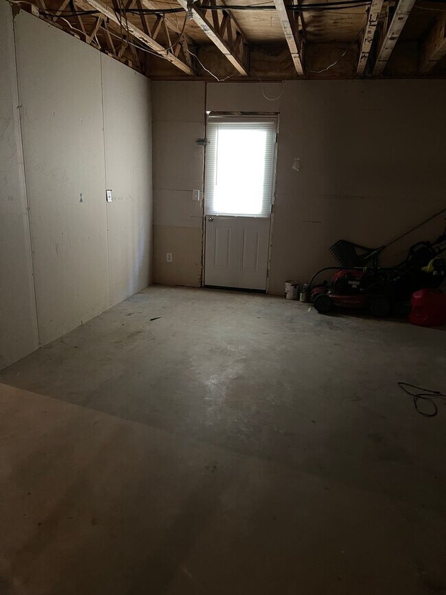 Building Photo - Ranch on full basement