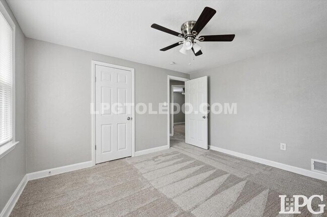 Building Photo - 928 W Gramercy Ave