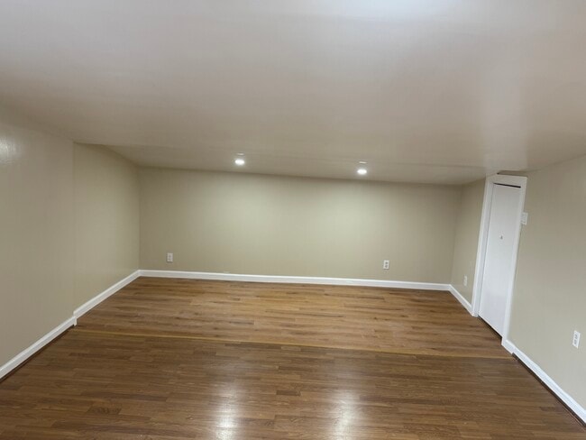 Building Photo - 569 Jerome St