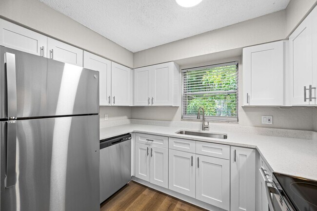 Building Photo - Newly Renovated 2 Bed-2 Bath Apartment wit...