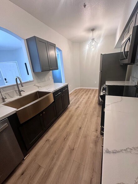 Building Photo - 6850 Sharlands Ave