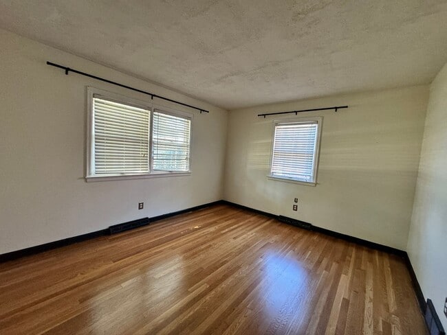 Building Photo - 3 Bedroom in Landsdowne!