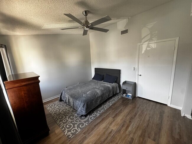 Building Photo - 7115 SW 42nd Ct