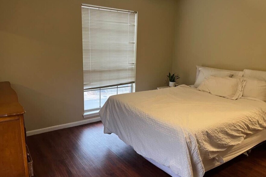 Building Photo - 4732 Belleview Ave