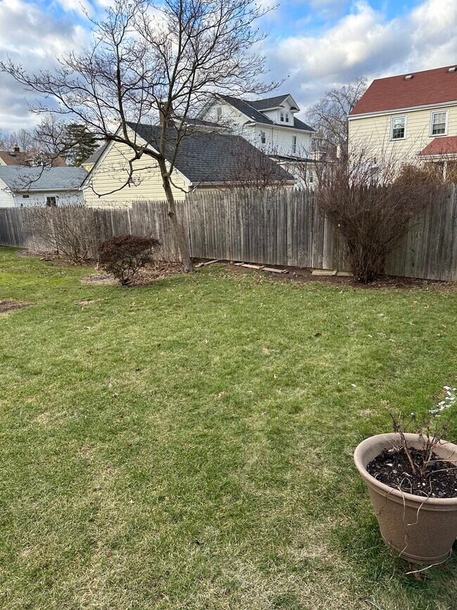 Building Photo - 391 Sycamore St