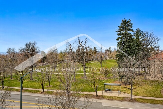Building Photo - Spacious Home with Washer/Dryer and Mountain Views