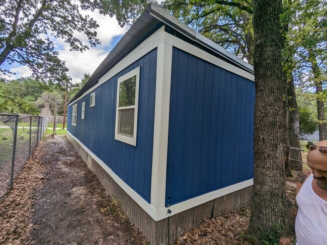 Building Photo - 300 Royal Way