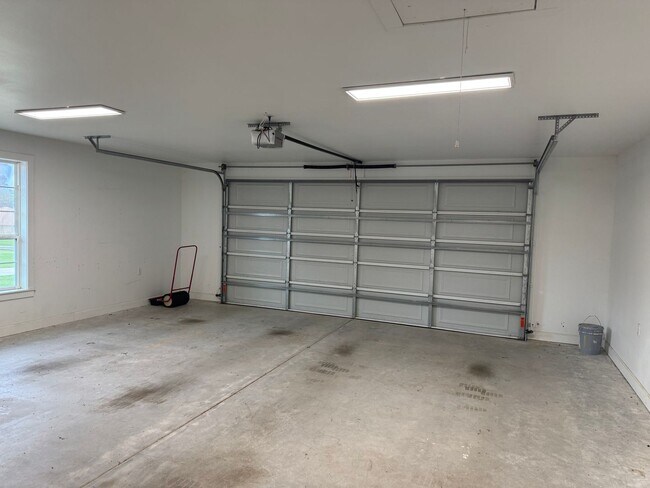 Building Photo - 323 Eastdale Ln