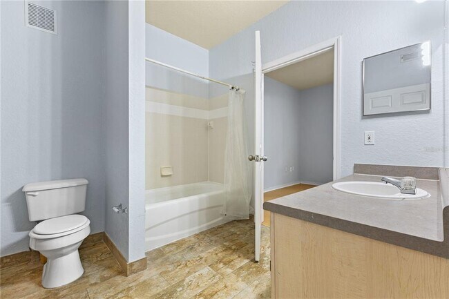 Building Photo - 6017 Westgate Dr