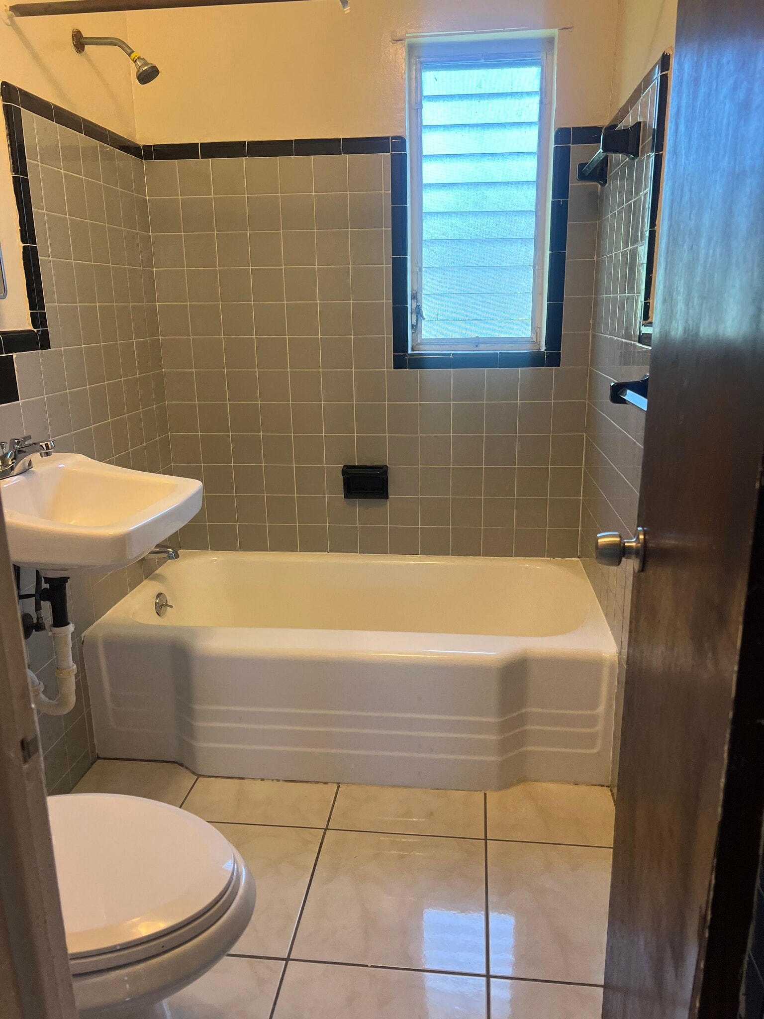 Building Photo - 525 NE 150th St