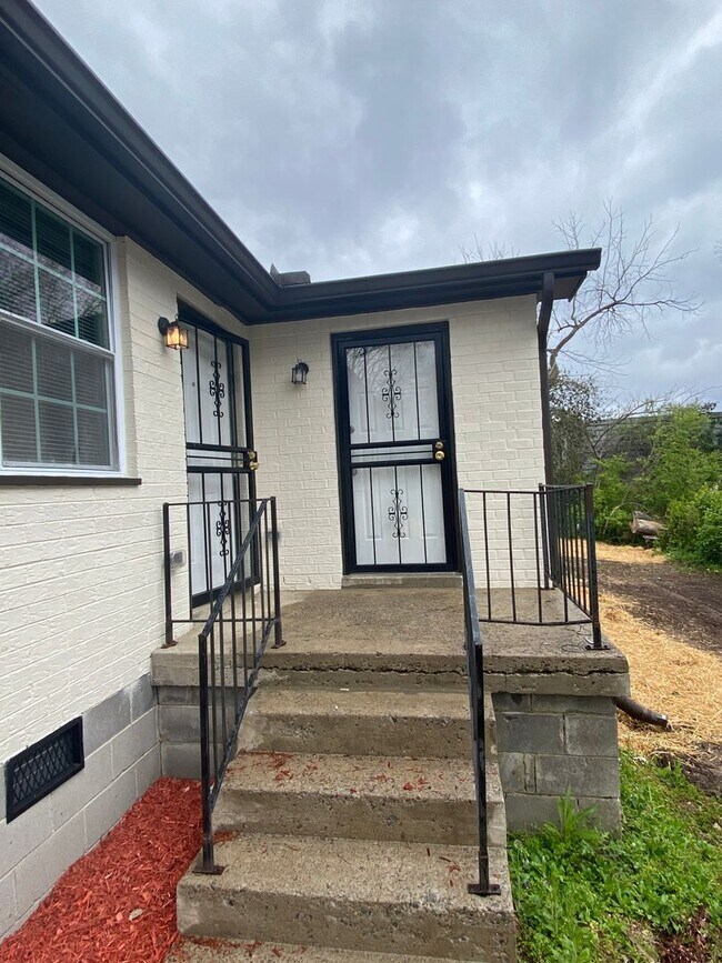 Building Photo - Great Location-2 Bedroom Duplex Now Availa...
