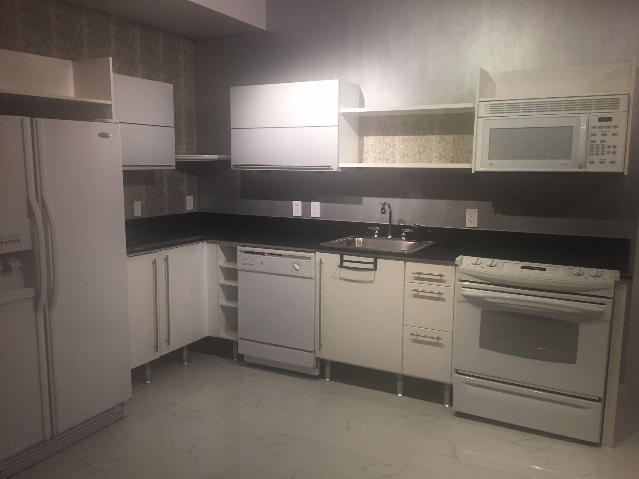 Building Photo - 690 SW 1st Ave