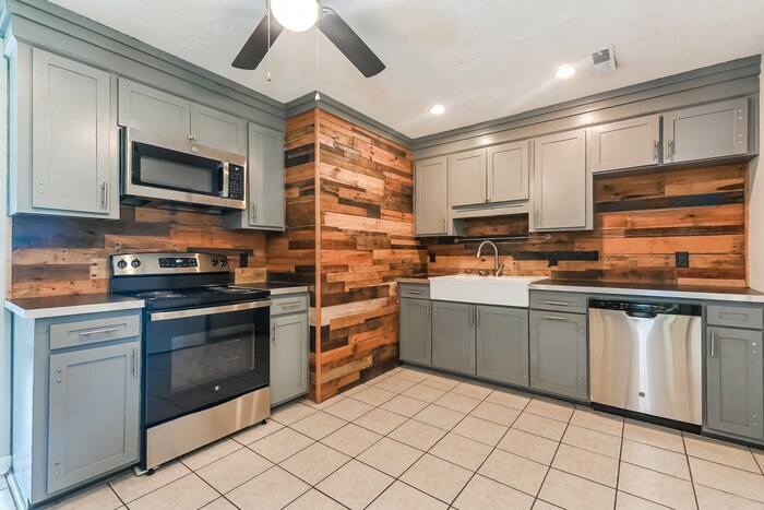 Building Photo - 213 Water Oak Dr