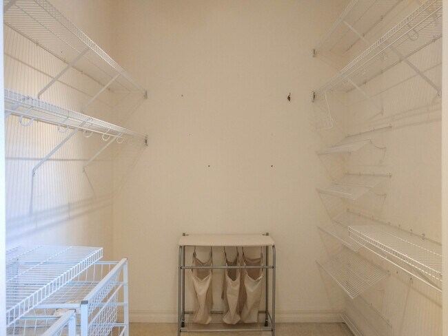Building Photo - Idyllic Farmhouse in Newberry