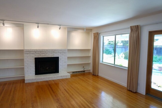 Building Photo - Third-Acre of Serenity