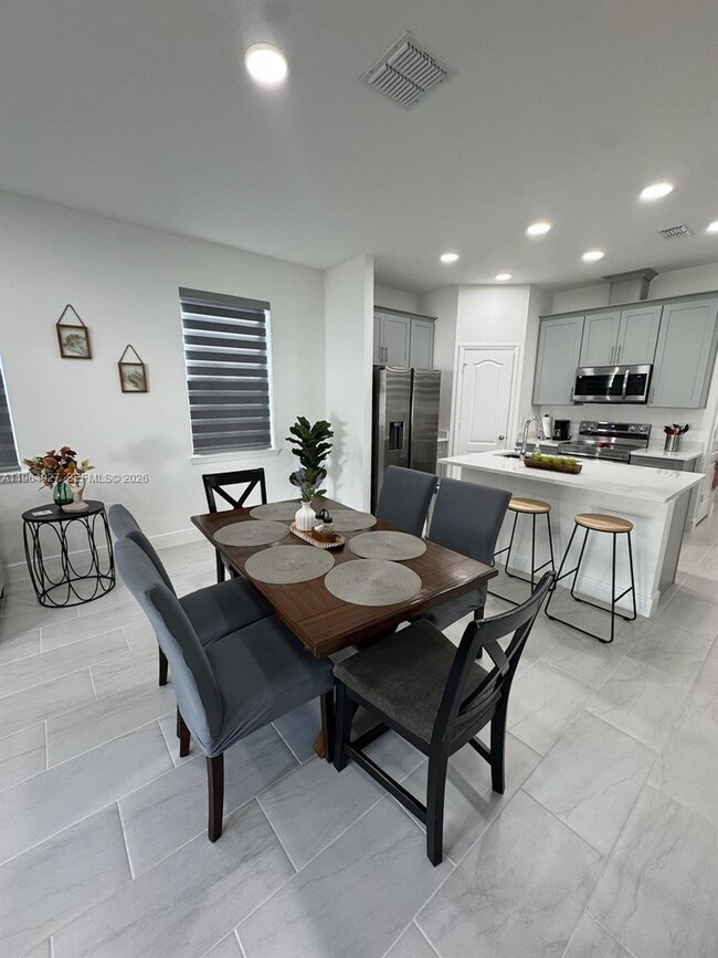 Building Photo - 649 N Lincoln St