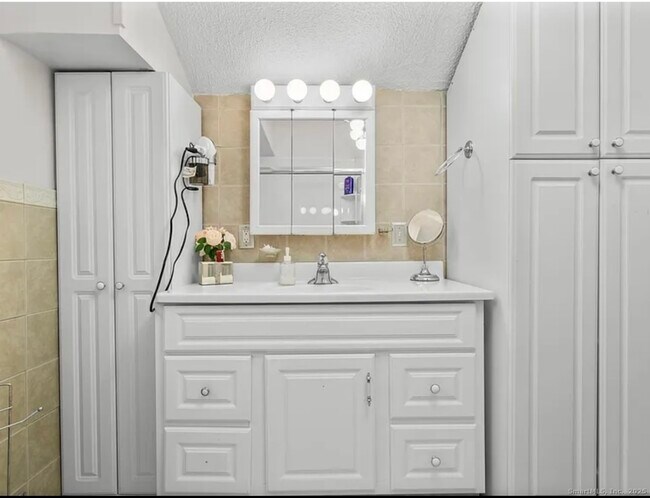 Building Photo - 24 Botsford Ave