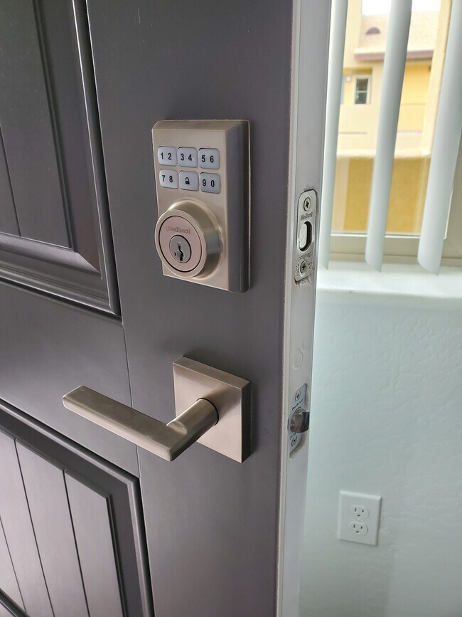 Building Photo - 521 E Mission Ln