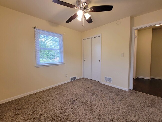 Building Photo - 611 Waukegan Rd