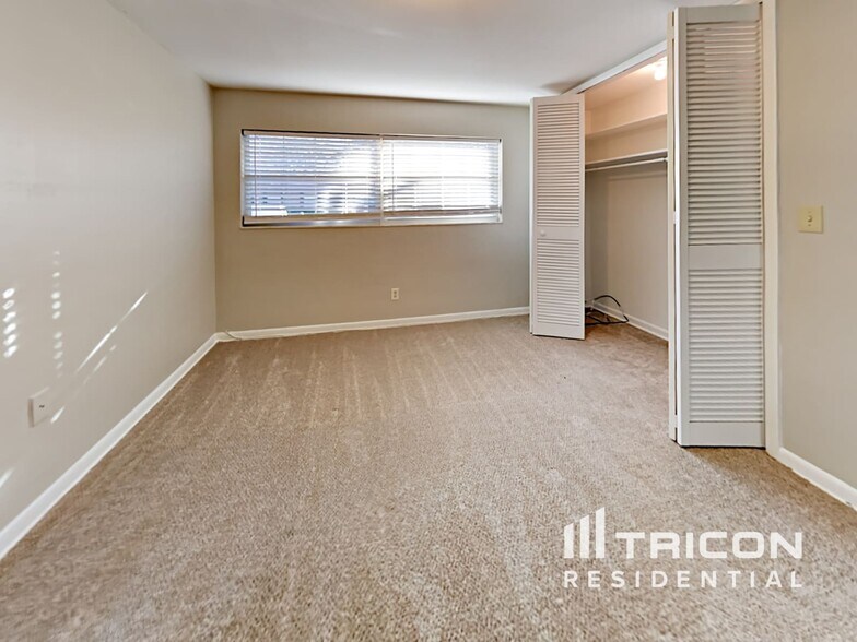 Building Photo - 7102 Woodfield Dr