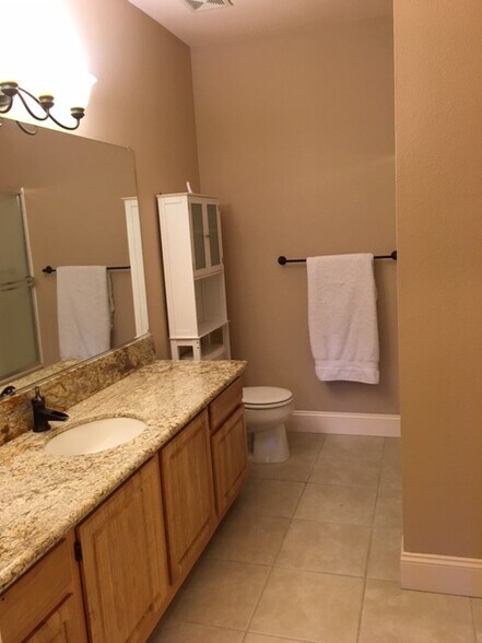 granite counter,garden tub - 900 S Meadows Pky