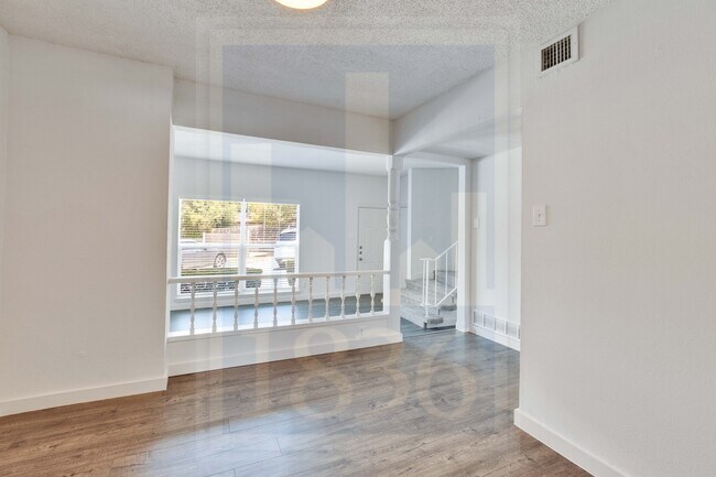 Building Photo - 907 E Oltorf St