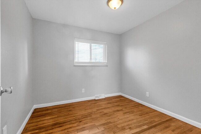 Building Photo - 1230 S Pierce St