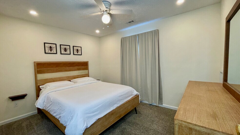 Queen Bedroom - 30 True Way Ln