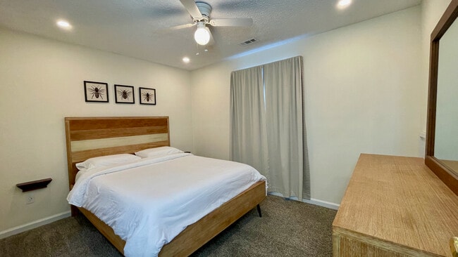 Queen Bedroom - 30 True Way Ln