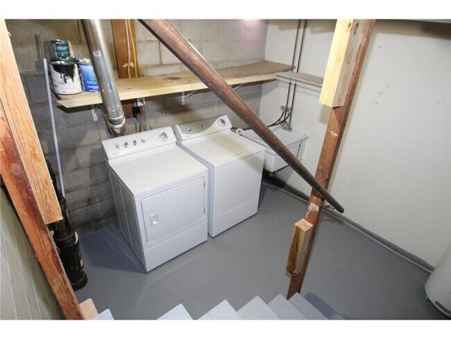 Building Photo - 5545 Shorewood Ln