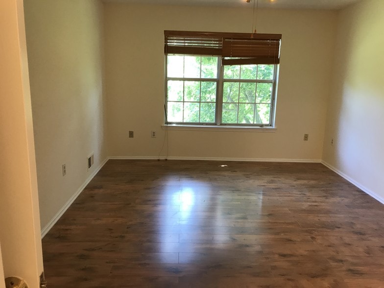 Building Photo - 29 Amberly Ct