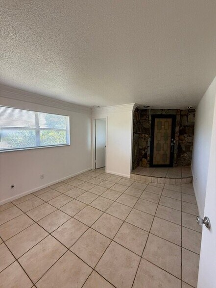 Building Photo - 1020 N 18th Ct